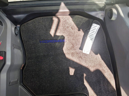 Ворсовые коврики на Спецтехника Экскаватор-погрузчик Hidromek HMK 102B Alpha K4 2022 - 2026 в Улан-Удэ Ворсовые коврики на Спецтехника Экскаватор-погрузчик Hidromek HMK 102B Alpha K4 2022 - 2026 в Улан-Удэ